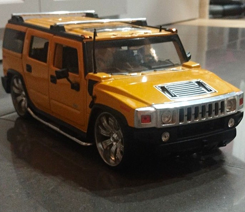 Gelbes suv pkw modellauto - gelbes,